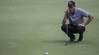 Seorang pegolf tampil pada turnamen Golf Indonesia Open di Lapangan Golf Pondok Indah, Jakarta, Minggu (29/10/2017). Turnamen bertaraf Asian Tour tersebut berlangsung dari 26-29 Oktober. (Bola.com/Vitalis Yogi Trisna)