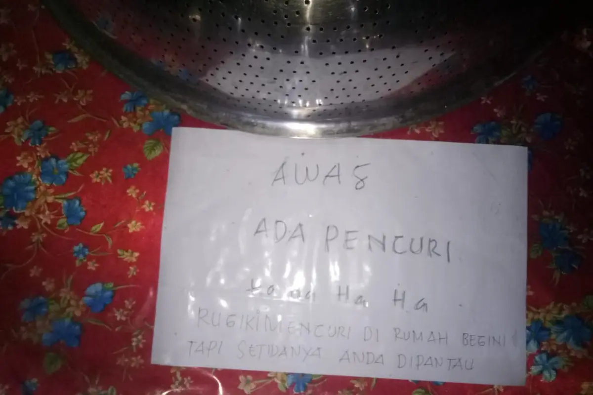 Komplotan pencuri meninggalkan sepucuk surat bernada kecewa, usai menggasak rumah korban dan hanya mendapat hasil sedikit. (Liputan6.com/istimewa)