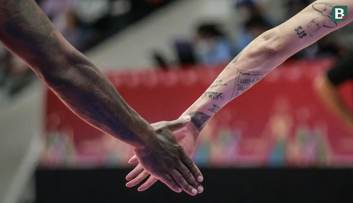 Ragam tato milik pebasket Timnas Korea Selatan, Choi Jun-yong (kanan) dan Ra Gun-ah saat matchday pertama Grup B FIBA Asia Cup 2022 melawan Timnas Basket China di Istora Senayan, Jakarta, Selasa (12/07/2022). (Bola.com/Bagaskara Lazuardi)