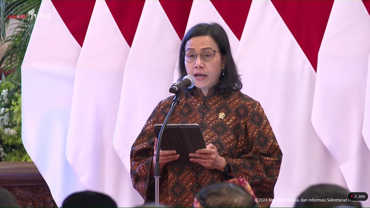 Menteri Keuangan (Menkeu) Sri Mulyani dalam acara penyerahan Daftar Isian Penyelenggaraan Anggaran (DIPA) untuk Tahun Anggaran 2025 kepada kementerian dan lembaga pemerintah, di Istana Negara, Jakarta, Selasa (10/12/2024). (Tira/Liputan6.com)