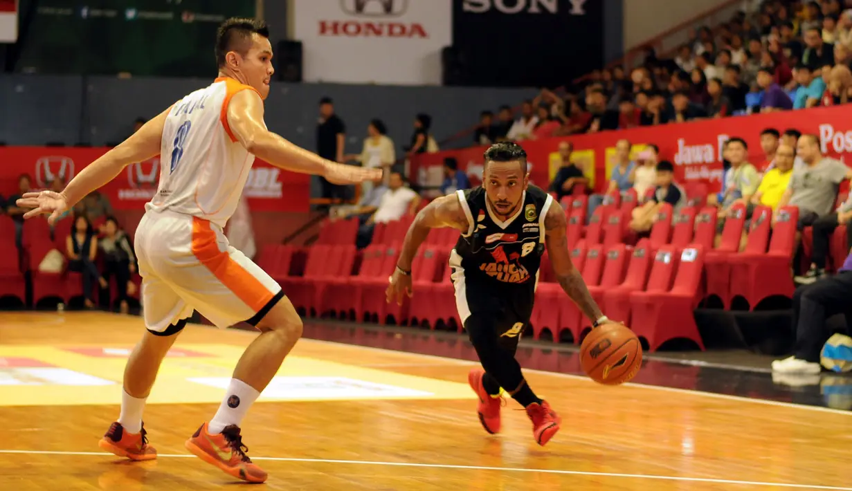Pebasket Hang Tuah Sumsel, Ricardo Uniputty (kanan) berusaha melewati hadangan pemain Pelita Jaya Energi Mega Persada Jakarta di NBL Championship, Jakarta, (2/5/2015). Pelita Jaya unggul 73-58 atas Hang Tuah. (Liputan6.com/Helmi Fithriansyah)