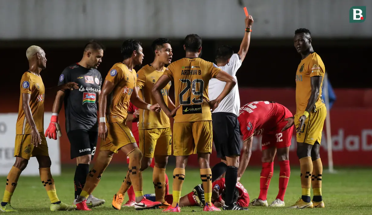 Bhayangkara kemudian harus bermain dengan 10 persenel hanya semenit berselang. Penyebabnya, King Eze mendapat kartu kuning kedua setelah melakukan pelanggaran terhadap pemain Persija. (Bola.com/Bagaskara Lazuardi)