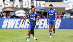 Pemain Persib Bandung, Beckham Putra merayakan gol ke gawang Persija Jakarta dalam laga lanjutan BRI Super League 2025/2026 melawan Persija Jakarta di Stadion Gelora Bandung Lautan Api, Bandung, Minggu (11/01/2026). (Bola.com/Abdul Aziz)