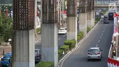 Kendaraan melintas di dekat tiang monorel di Jalan HR Rasuna Said, Kuningan, Jakarta, Jumat (18/8). Pemprov DKI Jakarta akan membongkar tiang monorel yang berada di antara jalur cepat dan jalur lambat tersebut. (Liputan6.com/Immanuel Antonius)
