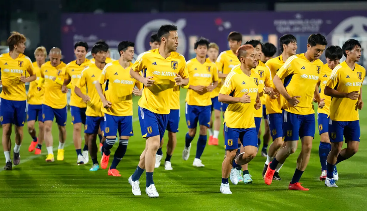 Pemain Jepang melakukan pemanasan saat sesi latihan di Doha, Qatar, 29 November 2022. Jepang akan menghadapi Spanyol dalam pertandingan Grup E Piala Dunia 2022 pada 1 Desember. (AP Photo/Eugene Hoshiko)
