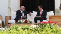 Presiden Joko Widodo menyimak Presiden Afganistan Mohammad Ashraf Ghani di Istana Merdeka, Jakarta, Rabu (5/4). Kunjungan tersebut merupakan yang pertama kali dilakukan oleh Presiden Afghanistan ke Indonesia. (Liputan6.com/Angga Yuniar)