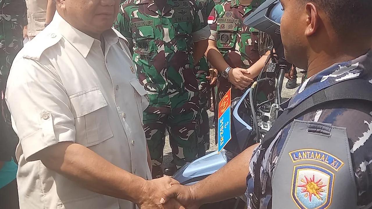 Prabowo mengunjungi Makodim itu dalam rangka penyerahan bantuan sepeda motor yang kepada para Prajurit TNI &amp; Polri, Jumat (10/11).