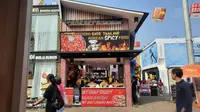 Kios yang berjualan baby crab goreng di Pekan Raya Jakarta 2024. (dok. Liputan6.com/Rusmia Nely)