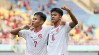 Pemain Timnas Indonesia U-16, Muhamad Zahaby Gholy dan Evandra Florasta melakukan selebrasi setelah mencetak gol ke gawang Vietnam pada laga perebutan tempat ketiga Piala AFF U-16 2024 di Stadion Manahan, Solo, Jawa Tengah, Rabu (7/3/2024). (Bola.com/Abdul Aziz)