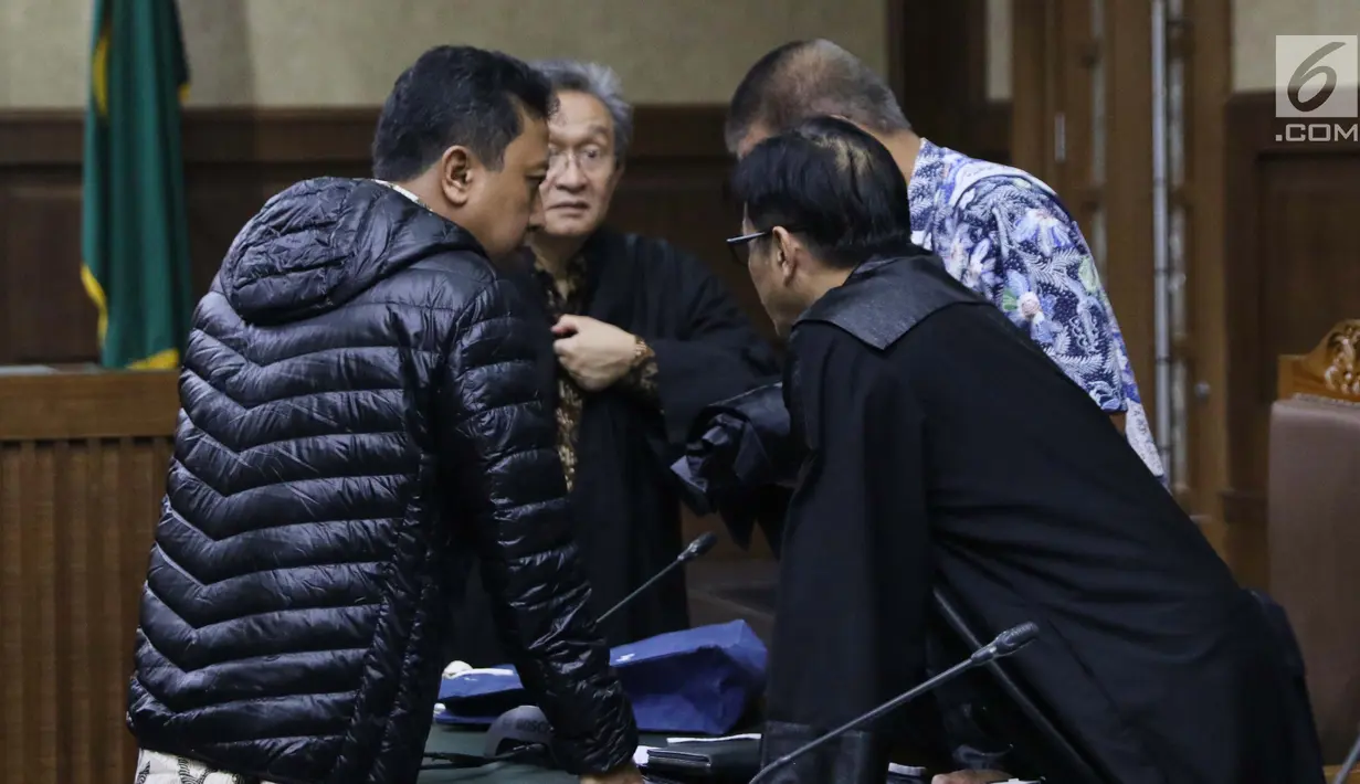 Terdakwa kasus suap jual-beli jabatan di lingkungan Kemenag, M Romahurmuziy (kiri) usai menjalani sidang lanjutan di Pengadilan Tipikor, Jakarta, Rabu (18/9/2019). Sidang yang seharusnya beragendakan pembacaan eksepsi dibatalkan karena terdakwa mengaku sakit. (Liputan6.com/Helmi Fithriansyah)