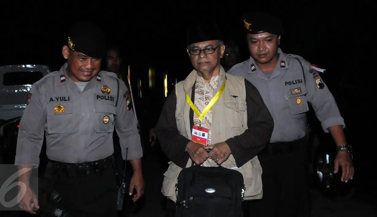 Rohaniawan K.H. Hasan Makarim saat akan menuju Nusakambangan, Cilacap, Jateng, (28/7). Detik-detik jelang eksekusi mati 14 terpidana di Lapas Nusa Kambangan, Sejumlah Rohaniawan dihadirkan. (Liputan6.com/Helmi Afandi)