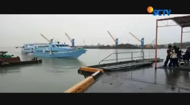 Gelombang tinggi yang terjadi di sejumlah daerah mengakibatkan penyeberangan melalui jalur laut sangat terganggu.