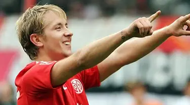 Gelandang muda Mainz Lewis Holtby ketika merayakan salah satu gol kemenangan 4-2 dari Hoffenheim di Stadion am Bruchweg pada 2 Oktober 2010. AFP PHOTO/DANIEL ROLAND