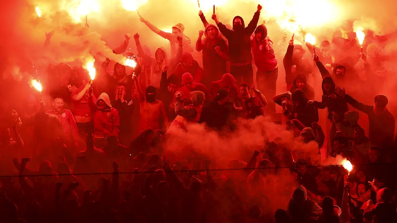 Fans Galatasaray menyalakan suar merayakan gol ke gawang lawan
