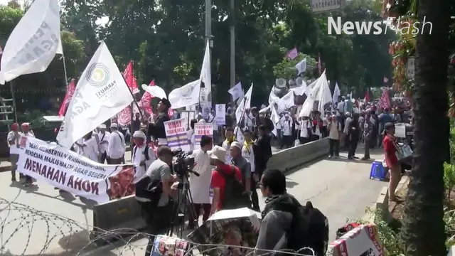 NEWS FLASH: Jumlah Massa Aksi di Sidang Ahok Terus Berkurang