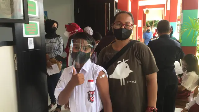 Gevyn, siswa SDN Kalibata 11, Jakarta Selatan divaksinasi Covid-19 pada Selasa (14/12/2021).