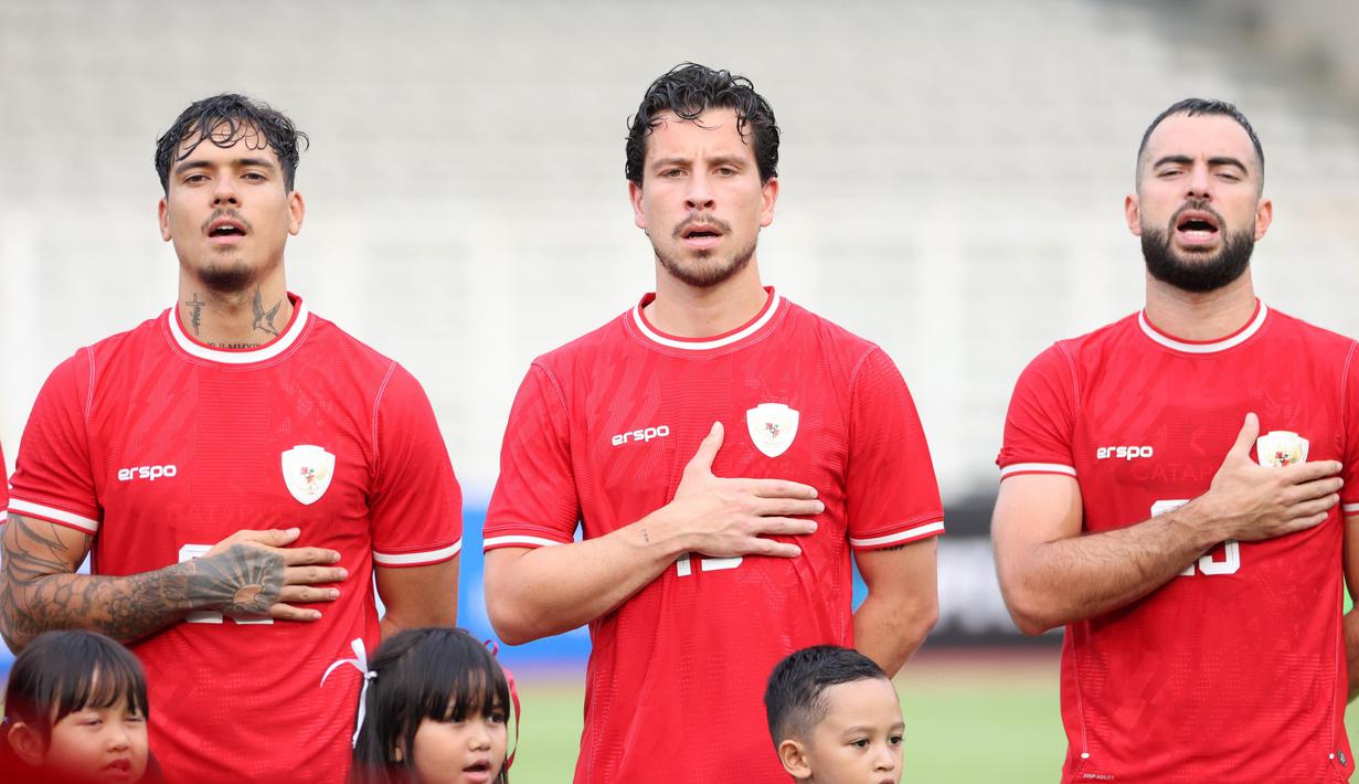 Pemain Timnas Indonesia, Shayne Pattynama (kiri), Thom Haye (tengah), dan Jordi Amat menyanyikan lagu kebangsaan Indonesia Raya sebelum laga uji coba melawan Tanzania di Stadion Madya, Senayan, Jakarta, Minggu (02/06/2024). (Bola.com/Abdul Aziz)