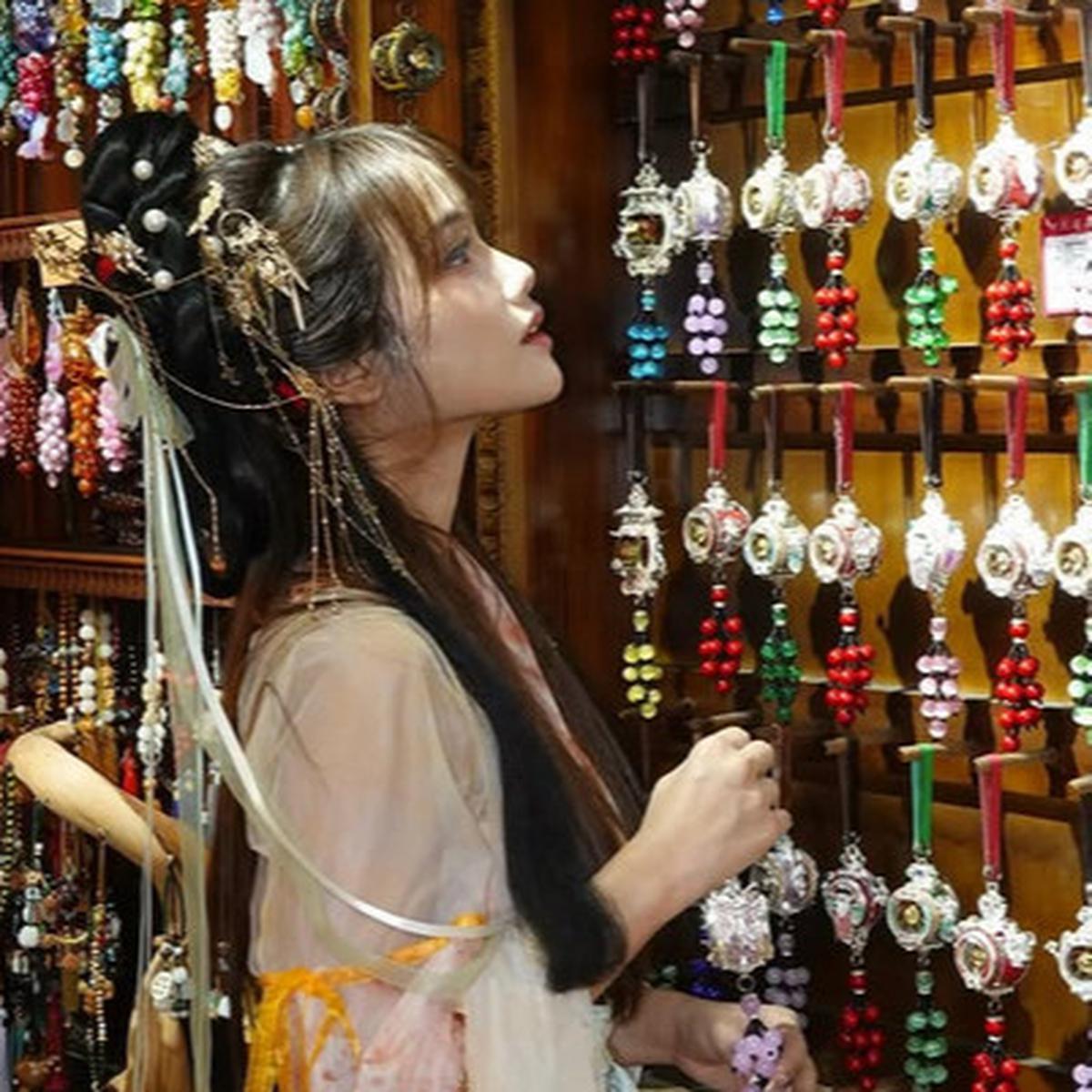 5 Potret Cantik Fuji Pakai Hanfu di China, Anggun Bak Putri Negeri Dongeng