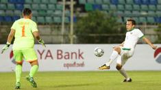 Gelandang Timnas Indonesia U-19, Egy Maulana Vikri, berusaha membobol gawang Filipina U-19 pada laga Piala AFF U-18 di Stadion Thuwunna, Myanmar, Kamis (7/9/2017). Egy Maulana menjadi topskorer sementara dengan 4 gol. (Liputan6.com/Yoppy Renato)