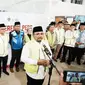 Menteri Agama (Menag) Yaqut Cholil Qoumas melepas keberangkatan jemaah haji kloter pertama dari Embarkasi Kertajati (KJT-01) di Bandara Internasional Jawa Barat (BIJB) Kertajati, Majalengka, Jawa Barat,&nbsp;Minggu (28/5/2023). (Nafysul Qodar/Liputan6.com)