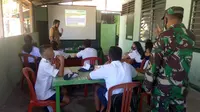 Para siswa di Kabupaten Kepulauan Sitaro mengikuti proses pembelajaran daring dengan fasilitas yang disiapkan pihak Koramil Tagulandang.