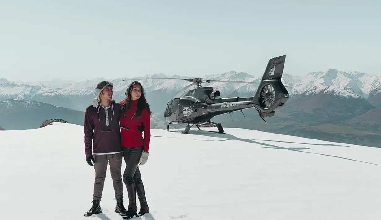 Beberapa foto bulan madu pasangan ini dibagikan di akun instagram masing-masing. Potret mesra menikmati indahnya pemandangan alam dari atas. (instagram/dims_dine)