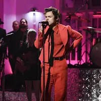 Penampilan Harry Styles di Saturday Night Live dan mengenakan busana koleksi dari Gucci (FOTO: GUCCI/Getty Images)