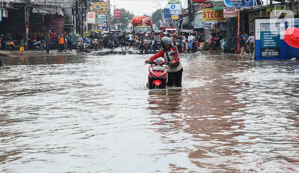 Akibat tingginya genangan air di kawasan ini membuat jalur tersebut terputus. (Liputan6.com/Angga Yuniar)