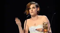 Kristen Stewart memberikan sambutan usai meraih gelar sebagai Aktris pendukung terbaik pada film, `Sils Maria` (Clouds of Sils Maria) dalam ajang Cesar Awards ke-40 di Paris, Perancis, (20/2/2015). (AFP PHOTO/BERTRAND GUAY)