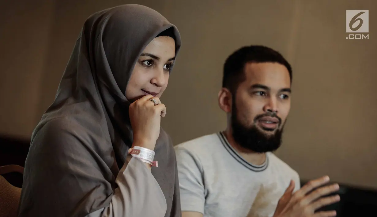 Teuku Wisnu bersama istrinya Shireen Sungkar memberikan keterangan kelahiran anak ketiganya di RS Pondok Indah, Jakarta, Kamis (19/4). Bayi mungil tersebut lahir pada pukul 20.20 WIB dengan berat 3,02 Kg. (Liputan6.com/Faizal Fanani)