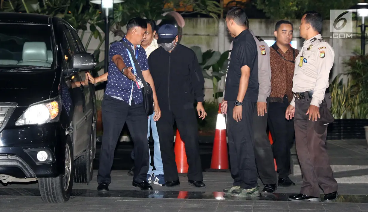Ketua Umum PPP Romahurmuziy atau Romi tiba dengan pengawalan ketat di Gedung KPK, Jakarta, Jumar (15/3). Romi tiba kenakan pakaian serba hitam dan kacamata hitam terkait dugaan pengisian jabatan  di Kementerian Agama. (Liputan6.com/Helmi Fithriansyah)
