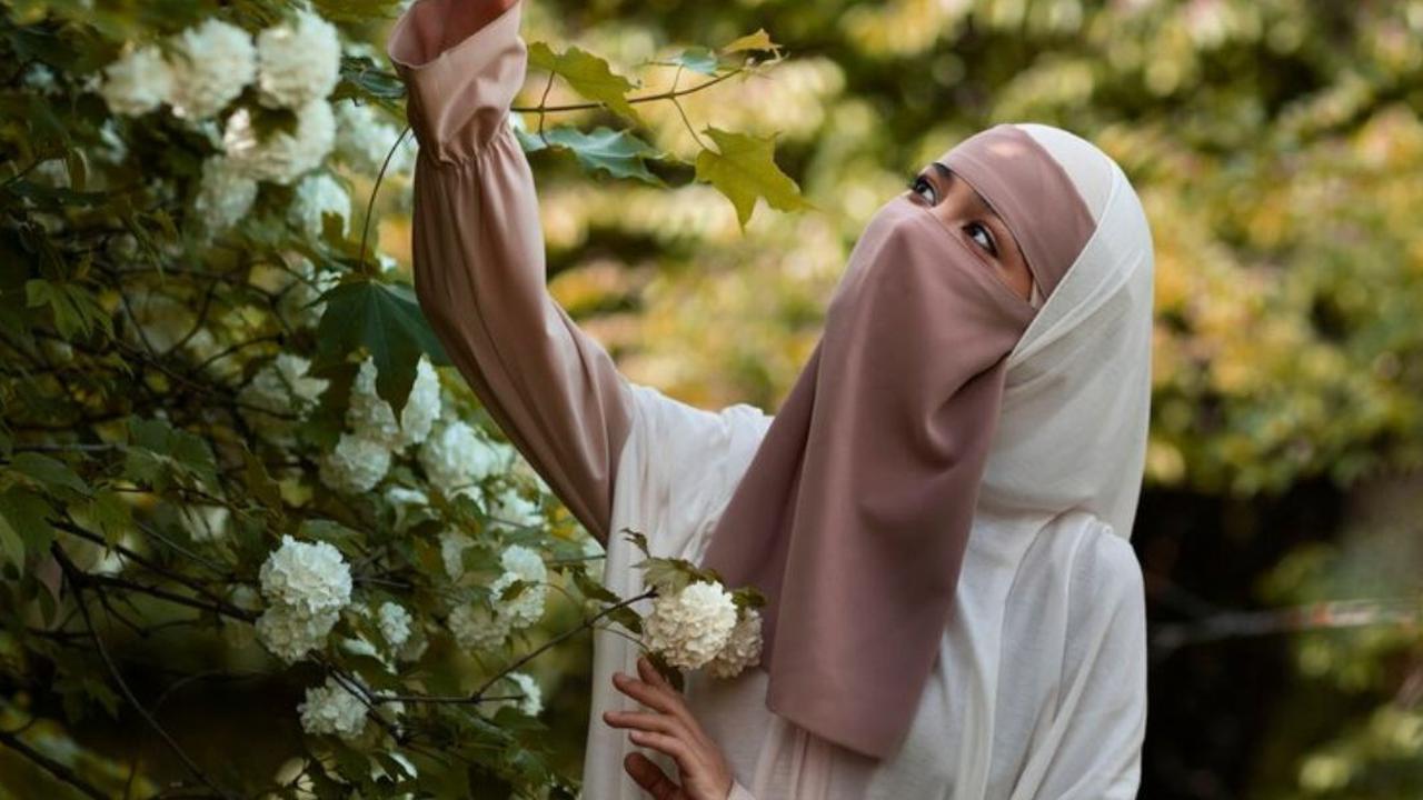 Ilustrasi Model Gamis Syar'i A-Line