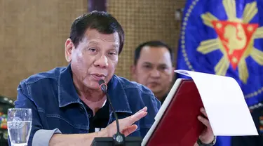 Presiden Filipina Rodrigo Duterte (tengah) menyampaikan pidato di Istana Presiden Malacanang, Manila, Kamis (12/3/2020). Duterte mengumumkan lockdown untuk Kota Manila demi mencegah penyebaran virus corona COVID-19. (Richard Madelo/Malacanang Presidential Photographers Division via AP)