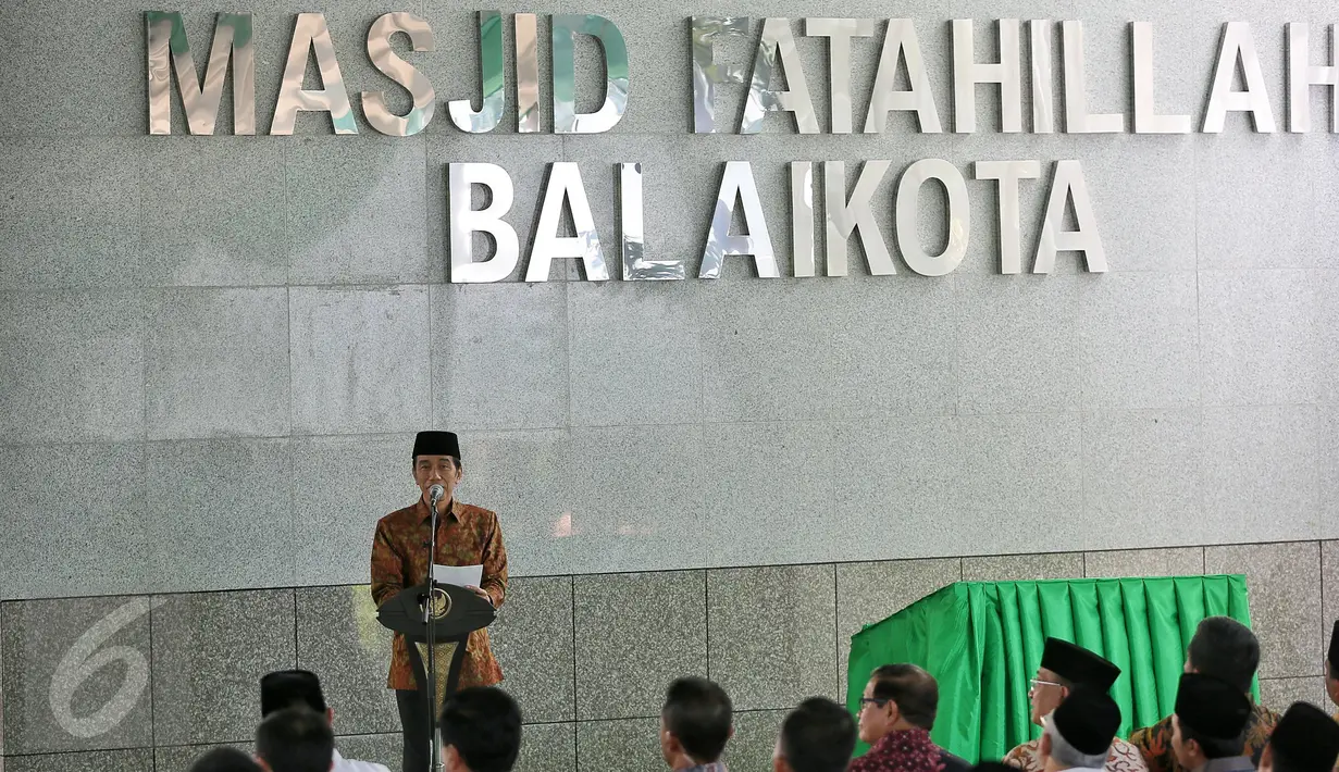 Presiden Joko Widodo memberikan sambutan pada acara peresmian Masjid Fatahillah Komplek Balai Kota, Jakarta, Jumat (29/1/2016). Masjid ini terdiri dari dua lantai dengan luas 410 meter persegi dan 594 meter persegi. (Liputan6.com/Faizal Fanani) 