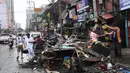 Bahkan ketinggian banjir nyaris setinggi leher orang dewasa dan mengubah jalan-jalan menjadi sungai. (TED ALJIBE/AFP)