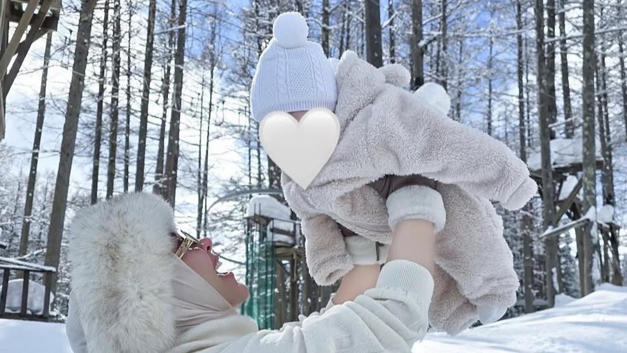 5 Potret Syahrini Ajak Princess R Main Salju Pertama Kalinya di Jepang, Kegemasan di Balik Wajah yang Masih Dirahasiakan