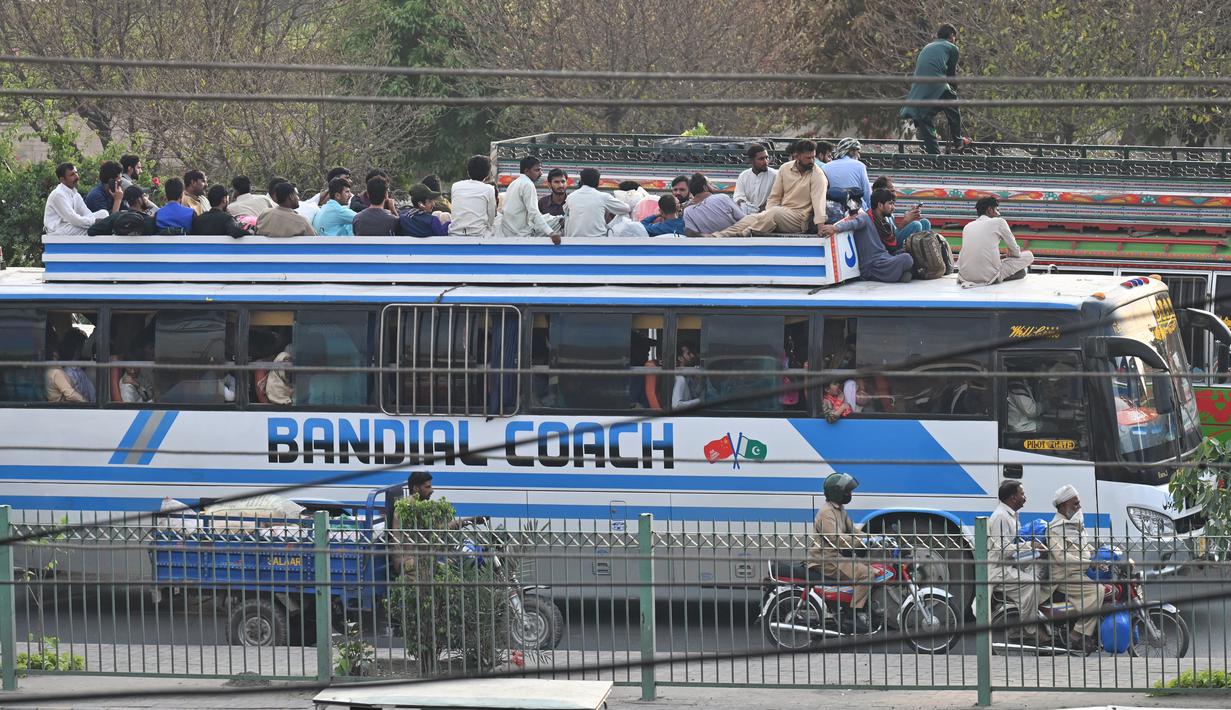 Selama tradisi ini, transportasi umum dan jalan-jalan di Pakistan juga penuh dengan penduduk yang mudik. (Photo by Arif Ali / AFP)