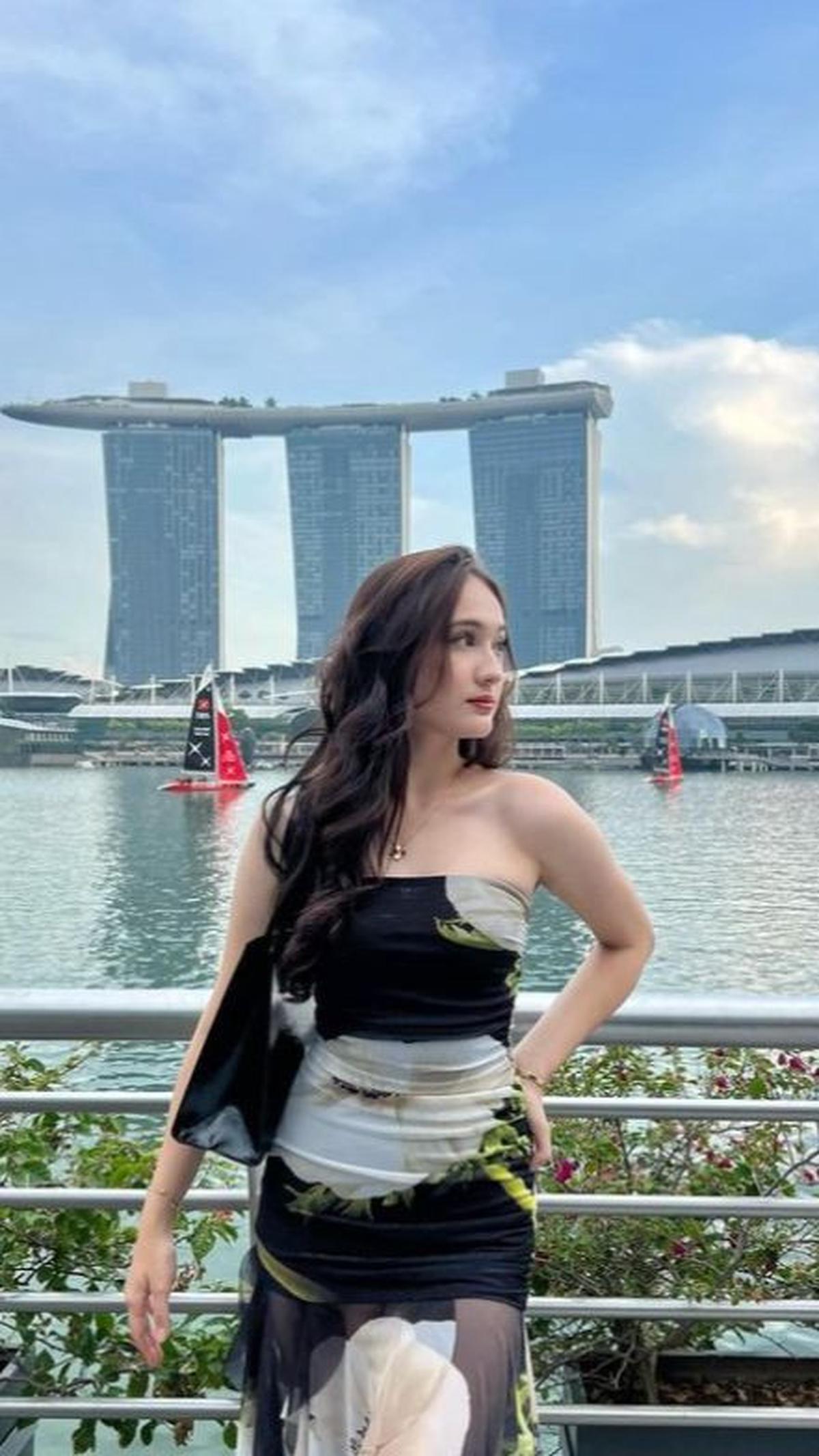 Laura Moane Bergaya Cantik