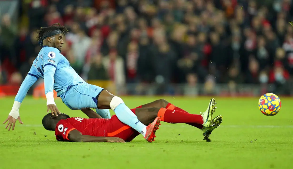 Pemain Newcastle Unnited Allan Saint-Maximin (atas) berduel memperebutkan bola dengan pemain Liverpool Ibrahima Konate pada pertandingan sepak bola Liga Inggris di Stadion Anfield, Liverpool, Inggris, 16 Desember 2021. Liverpool menang 3-1. (AP Photo/Jon Super)