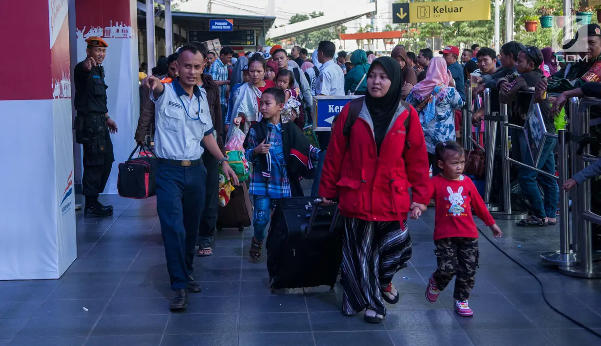 Sejumlah pemudik berjalan menuju pintu keberangkatan di Stasiun Senen, Jakarta, Senin (19/6). Pada hari ini telah tercatat sebanyak 25.265 pemudik yang akan naik dari Stasiun Pasar Senen dan diperkirakan akan bertambah. (Liputan6.com/Gempur M Surya)