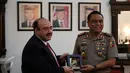 Wakapolri Komjen Syafruddin memberikan cinderamata kepada Dubes Yordania untuk RI, Walid Abdel Rahman Jaffal Al-Hadid di Kedubes Yordania, Senin (28/11). Kedatangan Syafruddin guna meningkatkan kerjasama dalam bidang keamanan (Liputan6.com/Johan Tallo)