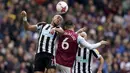 Striker Newcastle United, Joelinton (kiri) berduel udara dengan gelandang Aston Villa, Douglas Luiz pada laga lanjutan Liga Inggris 2022/2023 di Villa Park, Birmingham (15/4/2023). (PA via AP/Jacob King)