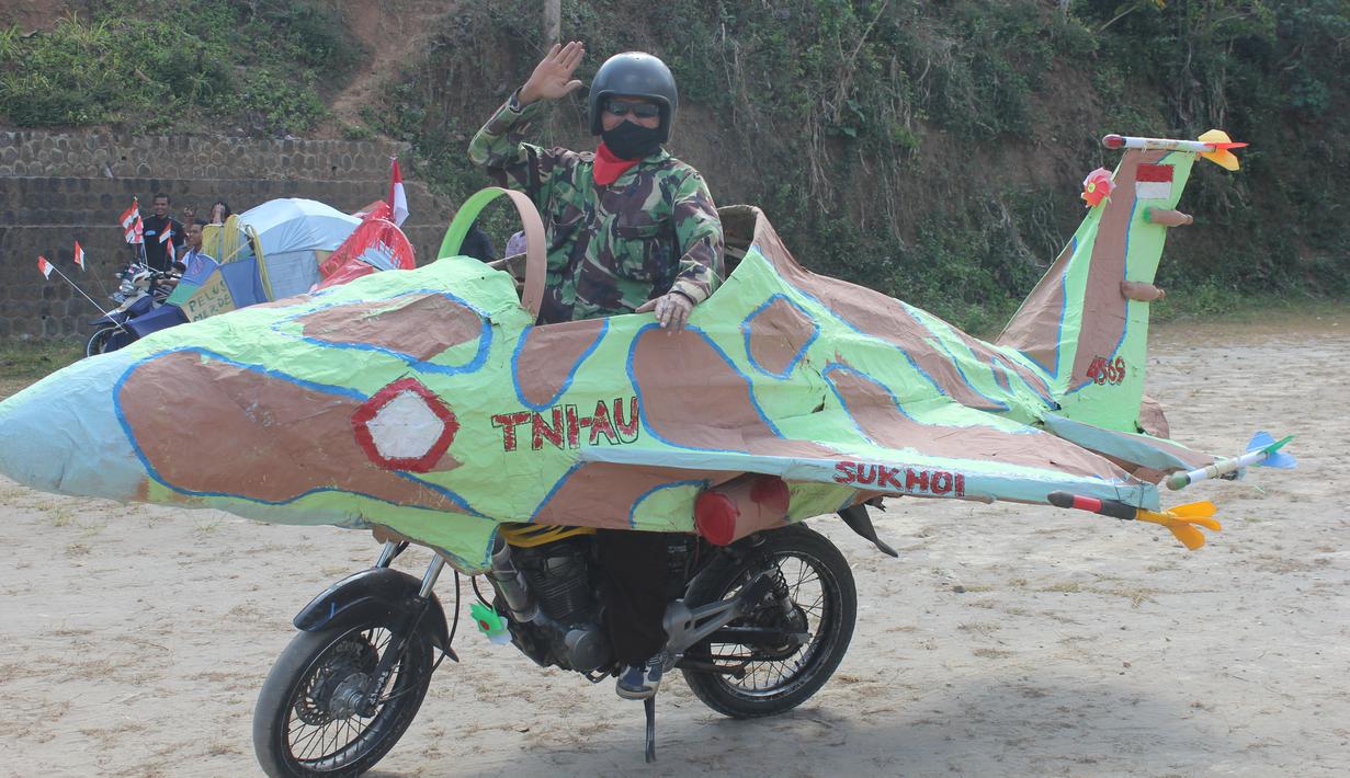 Penggambaran pengabdian TNI AU pada saat berjuang melawan penjajah. (Source: himpewa.wordpress.com)