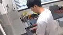 <p>Sementara di Twitter, potongan video Ahn Bo Hyun di acara I Leave Alone kembali viral. Aktivitas dia masak nasi goreng di apartemennya jadi perhatian. Sekarang, bayangkan Bo Hyun memasak untuk Jisoo. (Foto: Instagram/ bohyunahn)</p>