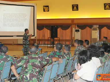 Citizen6, Surabaya: Pembinaan dan latihan berupa Penyegaran dan Penyuluhan Hukum kali ini mengusung materi UU No. 12/DRT/ 1951 tentang ancaman pidana penggunaan, kepemilikan dan pemakaian senjata api, amonisi dan handak lainya. (Pengirim: Penkobangdikal).