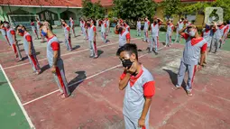 Anak binaan melakukan peregangan otot atau stretching di lapangan Lembaga Pembinaan Khusus Anak (LPKA) Klas 1 Tangerang, Banten, Sabtu (30/5/2020). Stretching selama 15-20 menit dapat meningkatkan fleksibilitas dan sirkulasi selama pandemi Covid-19. (Liputan6.com/Fery Pradolo)