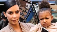 Kim Kardashian melakukan sebuah cara agar putri pertamanya, North West tak iri dengan kehadiran sang adik. Seperti apa ceritanya?