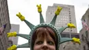 Seorang wanita mengenakan topi menyerupai patung Liberty saat menghadiri Parade Paskah dan Festival Bonnet di New York City, Minggu (5/6/2015). (Reuters / Eric Thayer)
