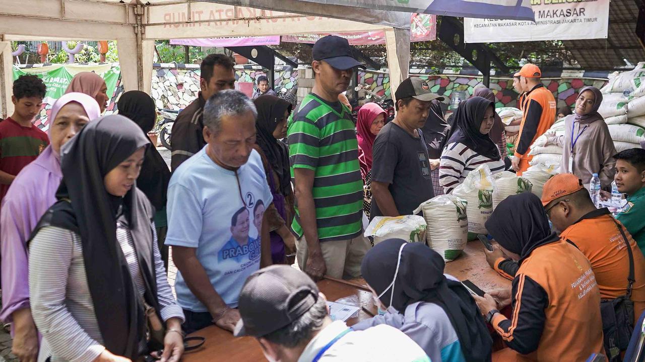 FOTO: 20 Kg Beras untuk Warga Rentan, Pemerintah Gulirkan Bansos Pangan