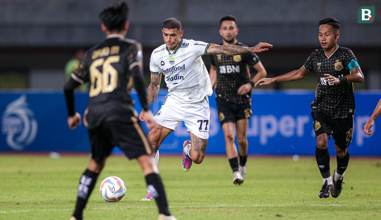 <p>Pemain Persib Bandung, Ciro Henrique (kedua kiri) menggiring bola untuk mencetak gol kemenangan timnya pada laga lanjutan BRI Liga 1 2023/2024 antara Bhayangkara FC melawan Persib Bandung di Stadion Patriot Candrabhaga, Bekasi, Sabtu (23/09/2023). (Bola.com/Bagaskara Lazuardi)</p>